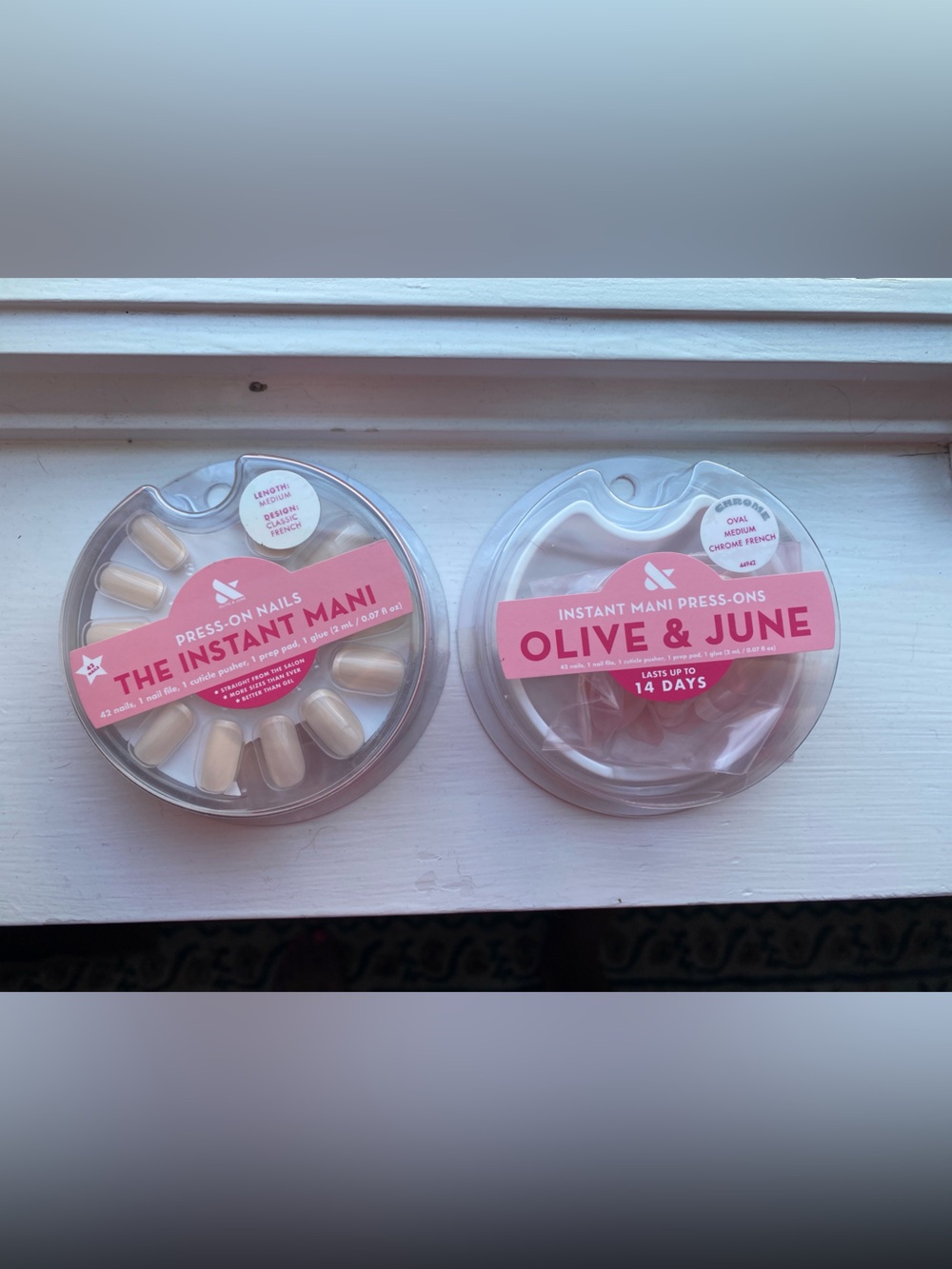 Olive & June The Instant Mani Press-On Nails - Cream/Nude and French chrome